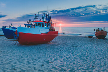 Obraz premium Fishing boats on the beach in Uniescie