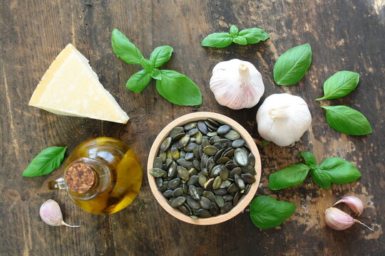 Produkty na pesto: oliwa, pestki dyni, bazylia, parmezan i czosnek
