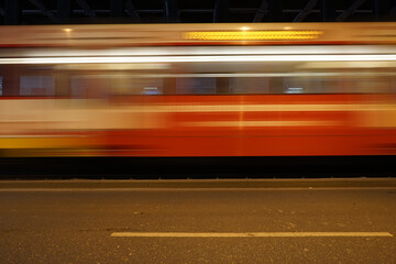 Straße mit Straßenbahn