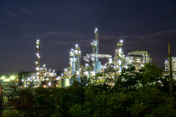 大阪の光輝く工場群の風景