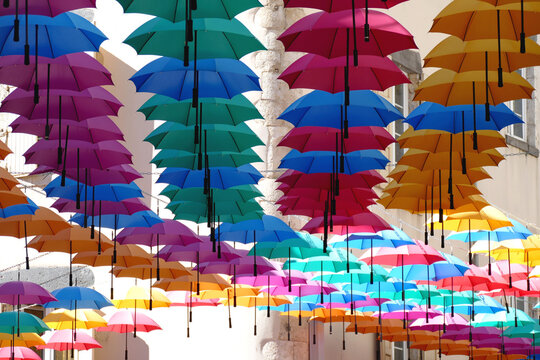 Parapluies au-dessus d&rsquo;une rue d&rsquo;Aurillac