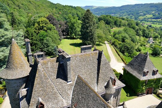 La vall&eacute;e de la C&egrave;re vue depuis le donjon du ch&acirc;teau de Pesteils