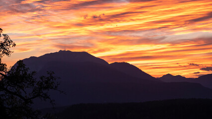Obraz premium The 'Dobratsch' massif at burning sunset