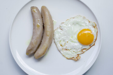 huevos fritos con yema acompañado de platano fresco, delicioso alimento, estilo de vida