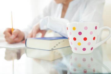 部屋で勉強する女の子