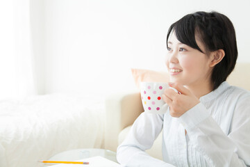 飲み物を飲む女の子