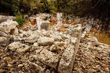 Poblado talaiótico de Son Catlar (Edad de bronce).Santuario con Taula derruida (sXIV a.C.). Ciutadella.Baleares.España. © Tolo
