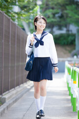 Obraz premium 通学する女子中学生