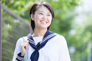 通学する女子中学生