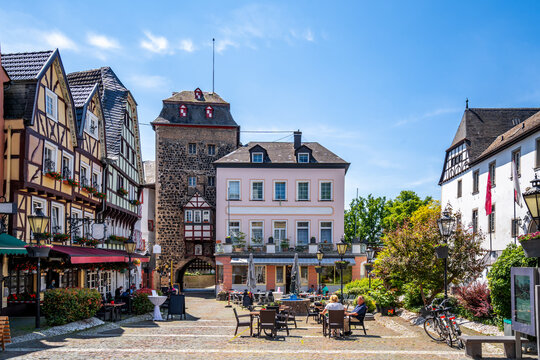 Burgplatz mit Stadttor, Linz am Rhein, Deutschland 