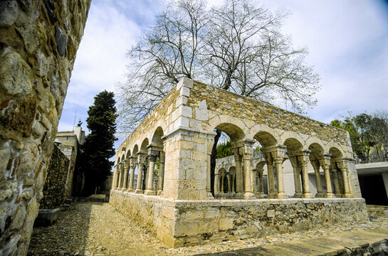 Claustro romanico de Sant Dom&egrave;nec(Romanico s.XII).Peralada.Alto Ampurdan.Girona.Catalunya, Espa&ntilde;a.