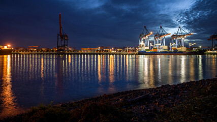 Süderelbe Hamburg Hafen Terminal Altenwerder abends