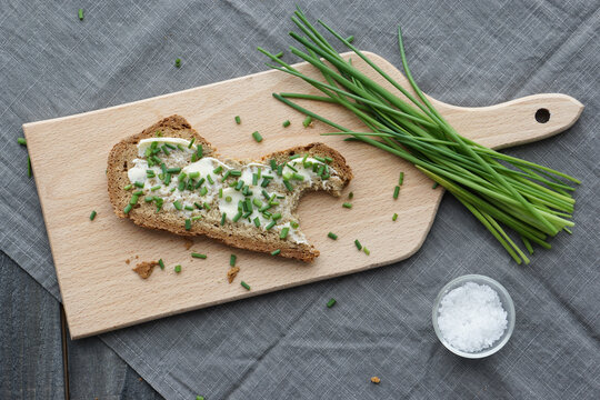 Buttered bread with chives