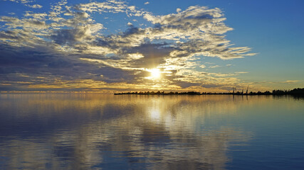 Obraz premium Seascape with a beautiful dramatic sunset