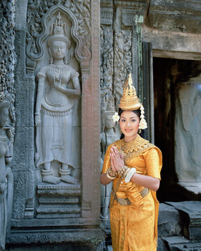 Traditional Cambodian apsara dancer, temples of Angkor Wat, Siem Reap Province, Cambodia