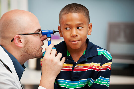 Pediatrician: Using an Otoscope to Check Ears
