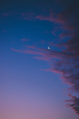 Atardecer mientras se ve la luna y los colores del atardecer
