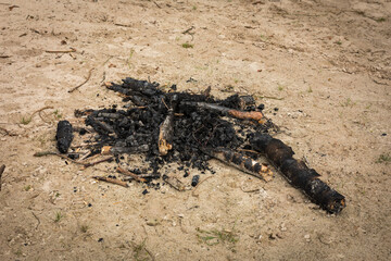 Illegale Feuerstelle an einem See im Naturschutzgebiet