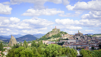 Naklejka premium Vue sur le Puy en Velay, Chapelle d'Aiguilhe et Notre Dame de France, Cathédrale. Le Puy en Velay, France