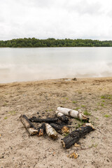 Illegale Feuerstelle an einem See im Naturschutzgebiet