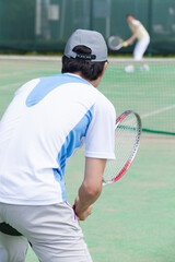 テニスをする男性