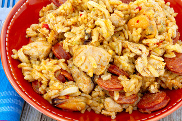 assiette de riz au poulet et merguez