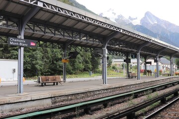 Obraz premium Les quais et voies de chemin de fer dans la gare ferrovière Chamonix Mont Blanc, ville de Chamonic, département de Haute Savoie, France