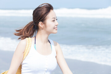 海辺を歩く女性