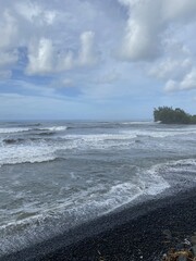 Plage de sable noir à Tahiti, Polynésie française