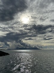 Soleil &agrave; travers les nuages sur la mer &agrave; Tahiti, Polyn&eacute;sie fran&ccedil;aise