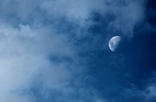 Foto lua durante o céu  com nuvens