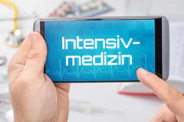 Smartphone mit dem Text Intensivmedizin auf dem Display