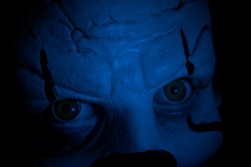 Máscara aterradora en la oscuridad