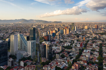 Obraz premium Espectacular vista aérea del skyline del Paseo de la Reforma en la Ciudad de México durante el atardecer con un cielo despejado y limpio.