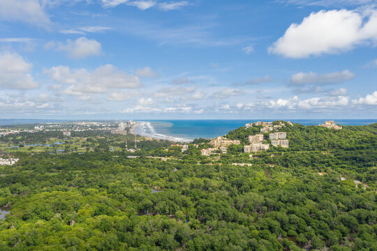 Vista a&eacute;rea de Acapulco Diamante, en Guerrero, Mexico. El drone sobre Cabo Marqu&eacute;s con un espectacular cielo azul como fondo