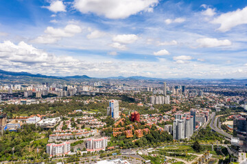 Espectacular vista aérea panorámica de la zona de Santa Fe al poniente de la Ciudad de México...