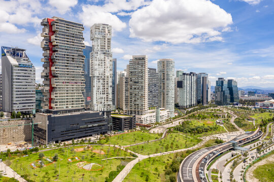 Espectacular vista a&eacute;rea del skyline de vivienda frente al Parque La Mexicana, en la Ciudad de M&eacute;xico, con un cielo nublado como fondo.