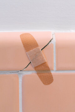 Do it yourself home repair - a bandage on cracked ceramic tile