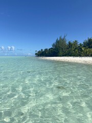 Lagon turquoise et plage à Maupiti, Polynésie française	