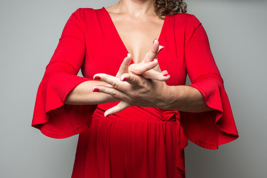 Mujer vestido rojo movimiento de brazos y manos flamenco sevillanas 