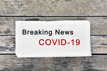 Naklejka premium Breaking news Covid-19 words on paper