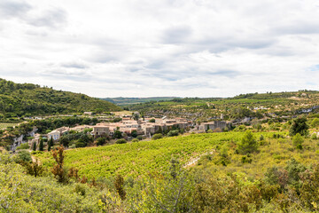 Fototapeta na wymiar Vue sur le village médiéval de Minerve et les Gorges du Brian (Occitanie, France)