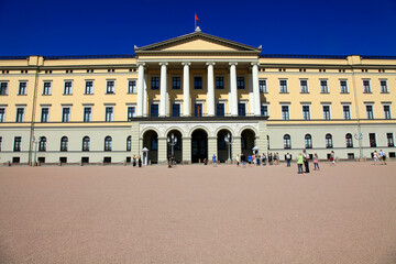Fototapeta na wymiar Schlossplatz und Königspalast von Oslo. Oslo, Norwegen, Europa