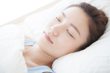 ベッドで眠る女性