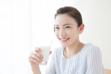 牛乳を飲む女性