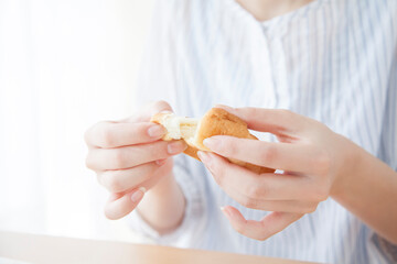 パンを食べる女性
