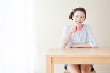 コーヒーを飲む女性