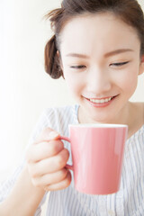 コーヒーを飲む女性