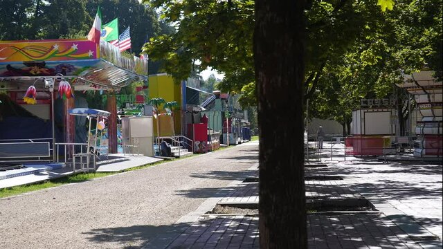Luna park con giostre nel parco cittadino
