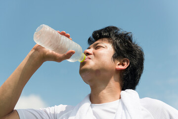 水を飲む男性